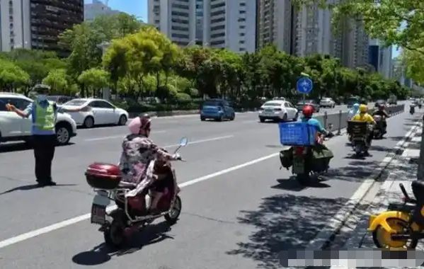 摩托車走機動車道還是非機動車道