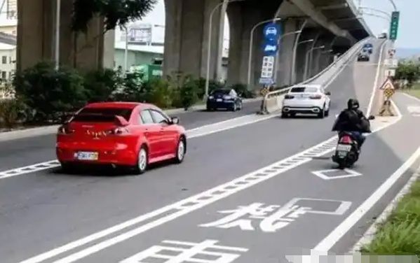 摩托車走機動車道還是非機動車道