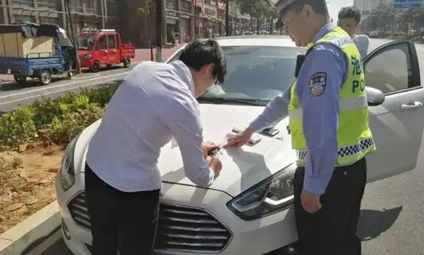 對駕駛拼裝機動車上路行駛的駕駛人會受到什麼處罰