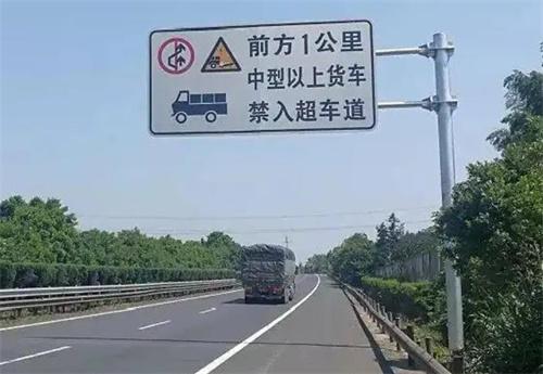 為什麼高速上大型車靠右 為了什麼？