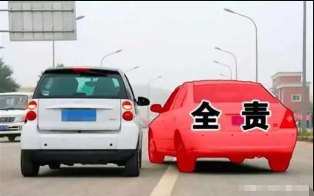 當你駕駛車輛同時被緊跟的兩輛車超車時你應該怎樣安全駕駛